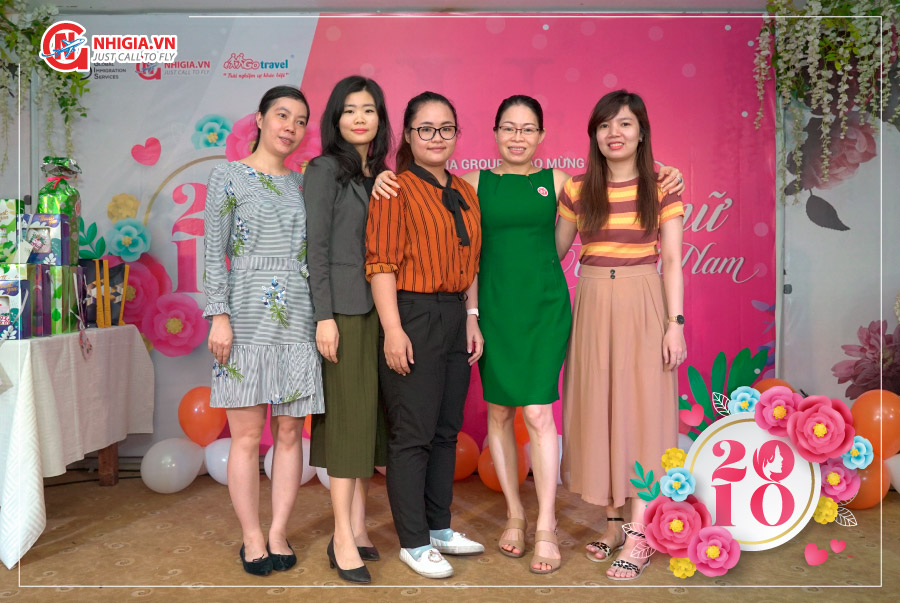 Những b&oacute;ng hồng xinh tươi c&ugrave;ng nhau "check in" trước buổi tiệc c&ugrave;ng Ph&oacute; Gi&aacute;m Đốc L&ecirc; Thị Ngọc Triểu (v&aacute;y xanh)